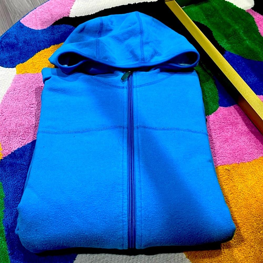 Gently used zip up for men 100% authentic great for outdoor